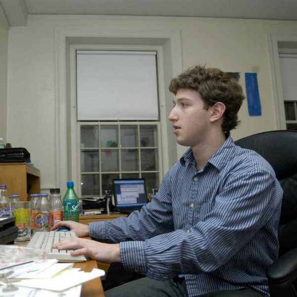 Mark Zuckerberg works in his Kirkland dorm room in 2004, following the launch of thefacebook.com.
Credit: Lowell K. Chow/The Harvard Crimson Mark Zuckerberg works in his Kirkland dorm room in 2004, following the launch of thefacebook.com.
Credit: Lowell K. Chow/The Harvard Crimson