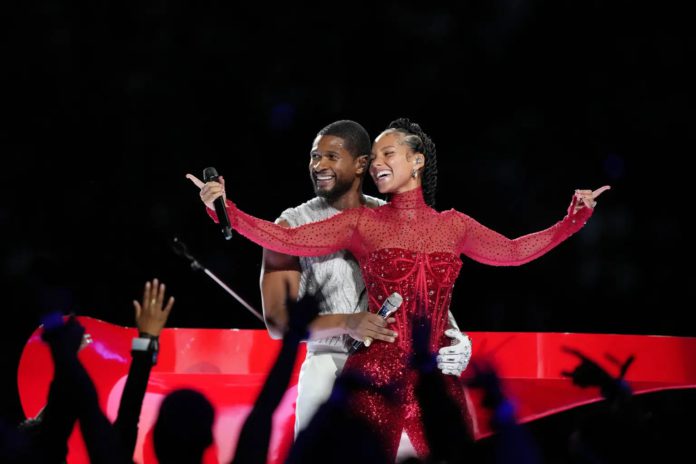 Usher and Alica Keys on stage