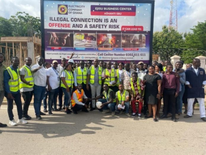 Bismark Adomah,(8th from left) & team (1)