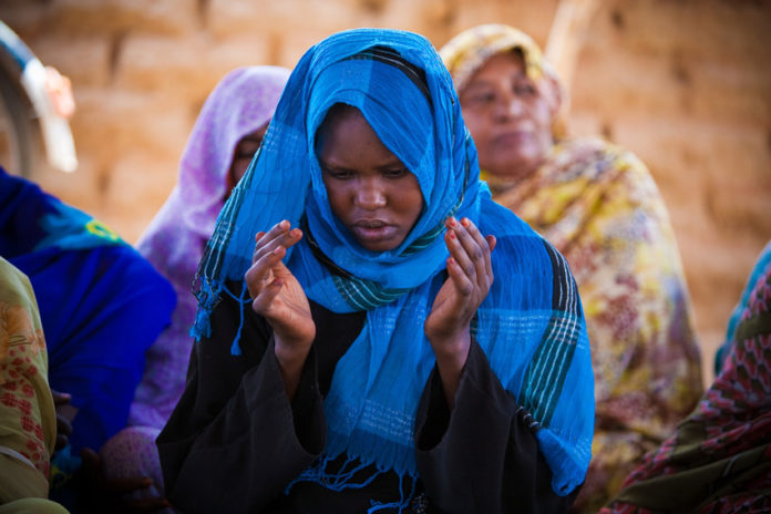 <p> Women praying and making dua</p>