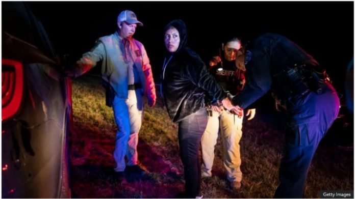 SB4 gives police officers in Texas broad powers to arrest migrants.
