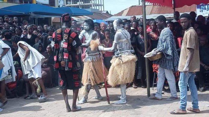 MAGICAL DISPLAYS IN SUNYANI, AS TRADITIONAL PRIESTS AND WARRIORS MOURN LATE SUNYANIMANHENE MAGICAL DISPLAYS IN SUNYANI, AS TRADITIONAL PRIESTS AND WARRIORS MOURN LATE SUNYANIMANHENE