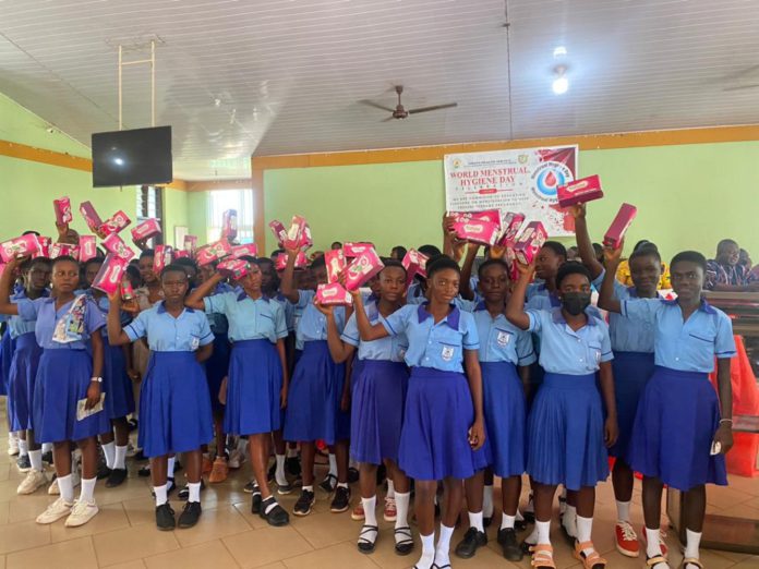 LUV-FM-sanitary-pad-donation