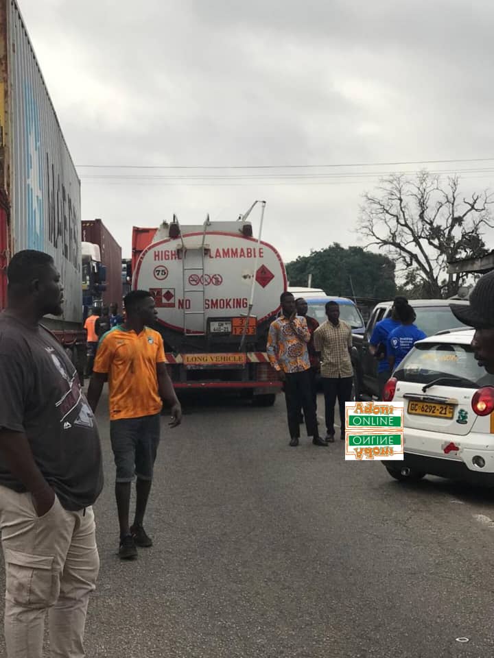 Accident on Kumasi-Accra Highway causes heavy traffic [Photos+Video]