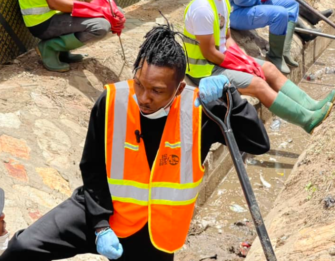 Article Wan joins Buz Stop Boys to clean Accra Article Wan joins Buz Stop Boys to clean Accra
