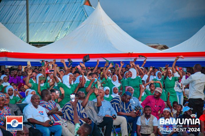 Bawumia meets students, clergy in Damongo, urges prayers to secure victory