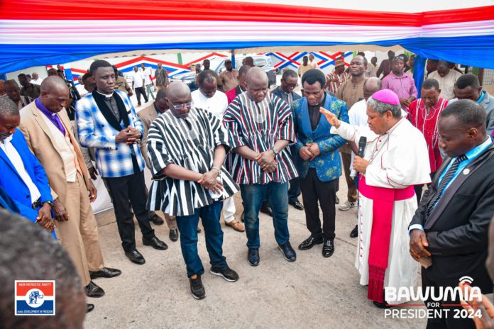 Bawumia meets students, clergy in Damongo, urges prayers to secure victory