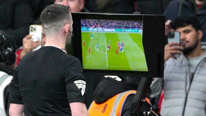 skysports-chris-kavanagh-liverpool_6469130