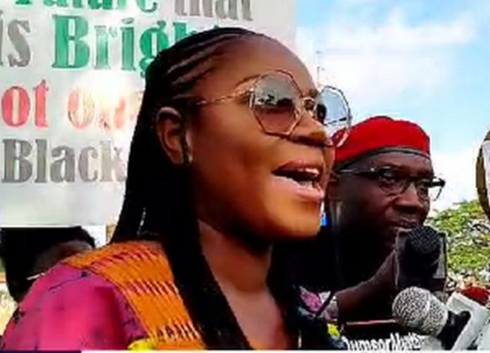 Dumsormusttstop Yvonne Nelson speaking at Dumsor vigil