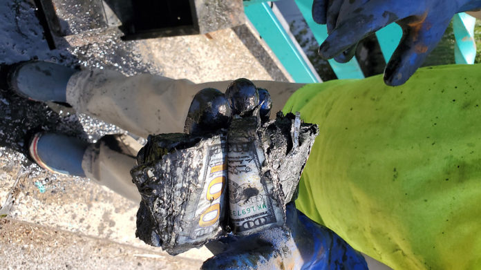 Queens_Couple_Magnet_Fishing_NY1 New York couple find safe containing $100k in lake