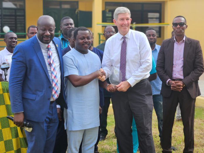 Anyaa Sowutuom MP hands over new classroom block to Odorgonno SHS