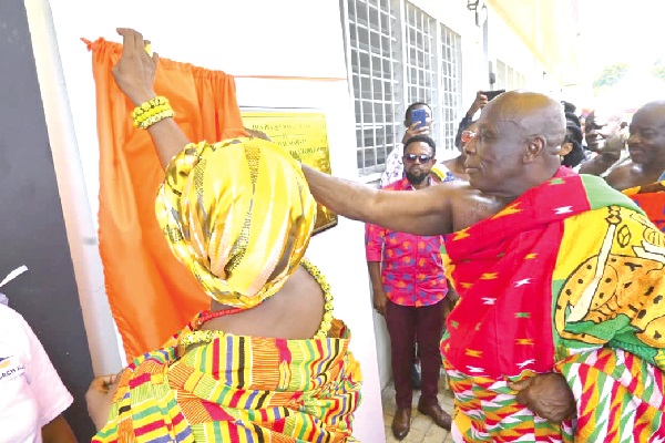 Osagyefuo Amoatia Ofori Panin (right), the Okyenhene, unveiling a plaque to inaugurate the factory