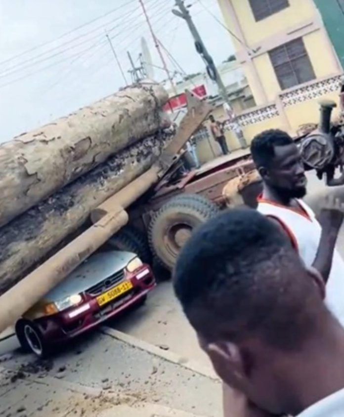 Truck loaded with timber crushes into several vehicles at Obuasi Mangoase