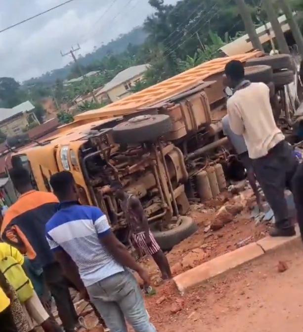 Truck fails brakes, somersaults into ditch at Agogo