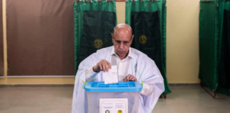 Incumbent Mauritanian President Mohamed Ould Ghazouani casts his ballot at a polling station in Nouakchott on June 29, 2024. © Michele Cattani, AFP