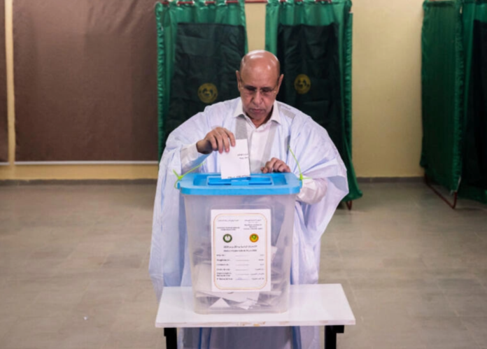 Incumbent Mauritanian President Mohamed Ould Ghazouani casts his ballot at a polling station in Nouakchott on June 29, 2024. © Michele Cattani, AFP Incumbent Mauritanian President Mohamed Ould Ghazouani casts his ballot at a polling station in Nouakchott on June 29, 2024. © Michele Cattani, AFP