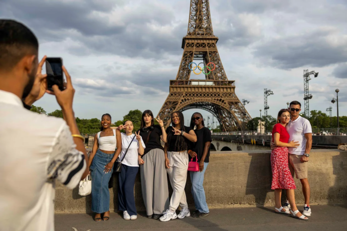 Asking someone to take a photo for you? Say "bonjour" first. Maja Hitij/Getty Images Asking someone to take a photo for you? Say "bonjour" first. Maja Hitij/Getty Images