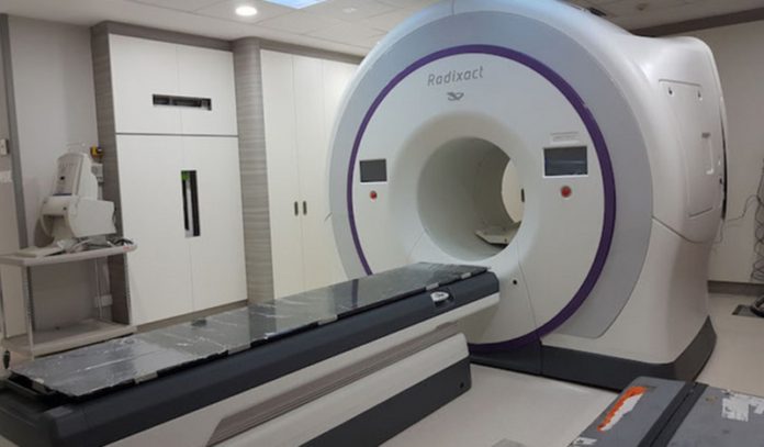 radixact-a-uniquely-smart-radiation-therapy-system-725x424 (Copy)