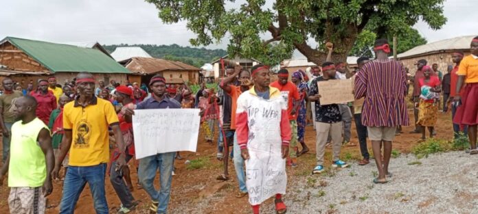 Angry-residents-of-Bimbagu-5-942x424