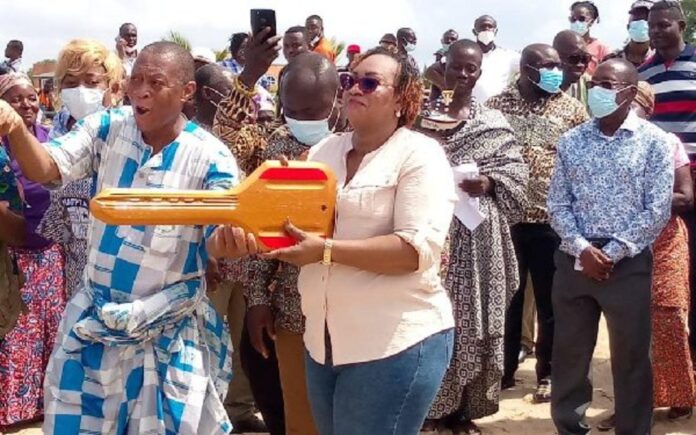 Govt lifts fishing ban, reopens sea to artisanal fleets