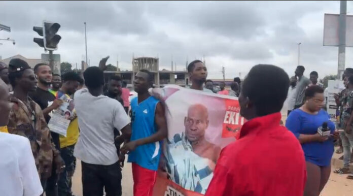 Residents protest over lack of traffic lights on Awoshie-Anyaa road