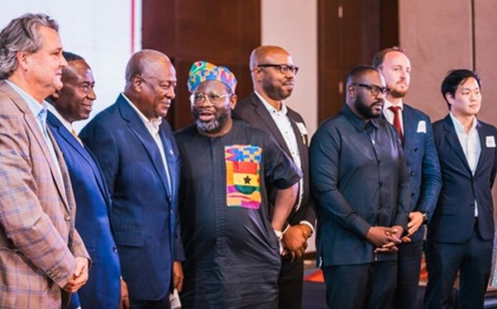 President Mahama (3rd from left) in a chat with Kimathi Kuenyehia (4th from left), President of AMCHAM Ghana. With them are Joe Mensah (2nd from left), former AMCHAM President, and other representatives of the business community across the country President Mahama (3rd from left) in a chat with Kimathi Kuenyehia (4th from left), President of AMCHAM Ghana. With them are Joe Mensah (2nd from left), former AMCHAM President, and other representatives of the business community across the country
