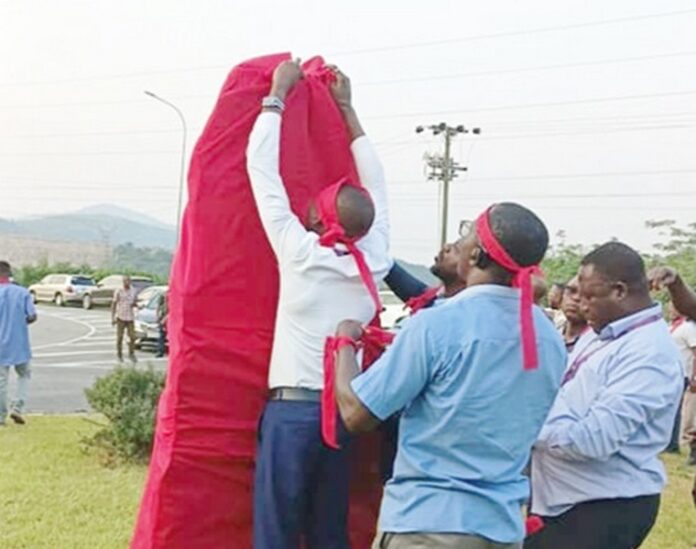 Members of the VRA Senior Staff Association pulled red cloths on symbolic items on the company’s premises Members of the VRA Senior Staff Association pulled red cloths on symbolic items on the company’s premises