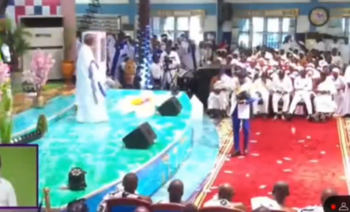 LilWin spraying cash in church