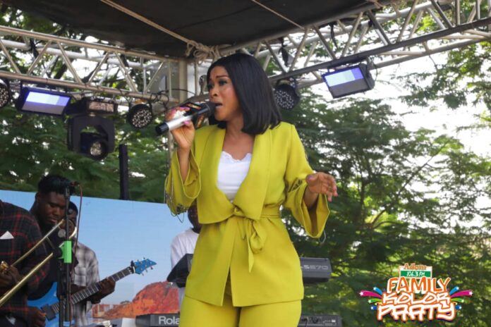 Adom Kolor Paaty: Mavis Asante opens event with soul-lifting performance