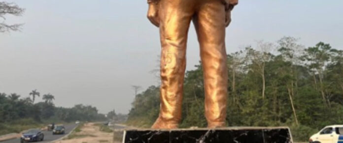 Akufo-Addo’s damaged statue in Effia-Nkwanta restored Akufo-Addo’s damaged statue in Effia-Nkwanta restored