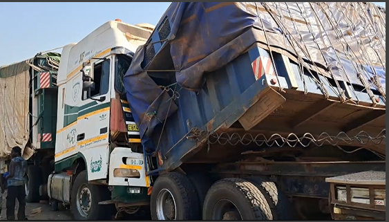 Accra-Kumasi road blocked for over 5 hours after truck collision Accra-Kumasi road blocked for over 5 hours after truck collision