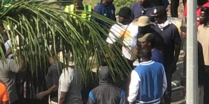 NDC supporters besiege Ghana Gas HQ NDC supporters besiege Ghana Gas HQ