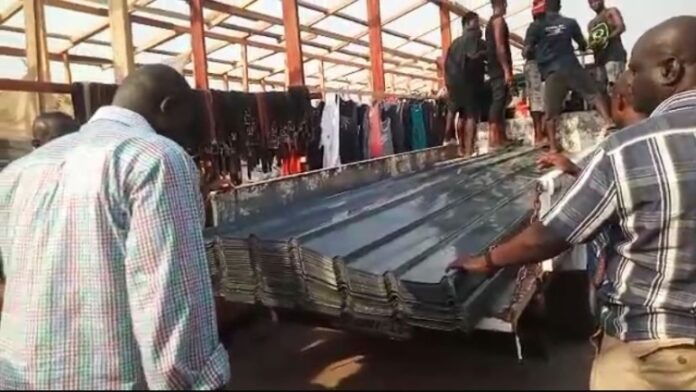 Kantamanto-Bawumia-donates-roofing-sheets-to-support-market-reconstruction-752x424