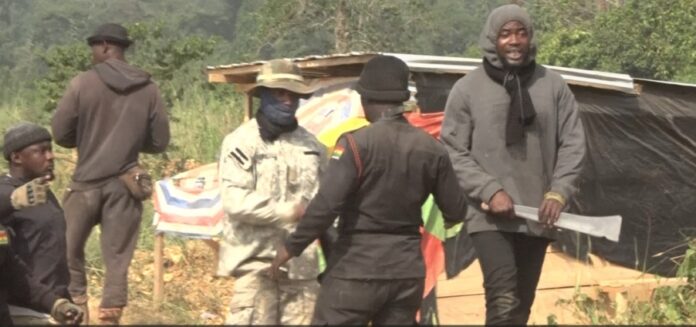 The thugs confront the police as they resisted arrest