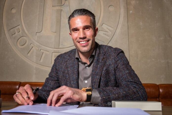 presentacion-de-van-persie-como-nuevo-entrenador-del-feyenoord-sub-16--twitter--persie-official