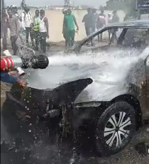 Car catches fire at Okponglo traffic light
