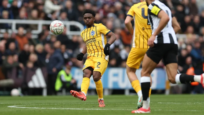 05_Tariq_Lamptey_plays_a_through_ball