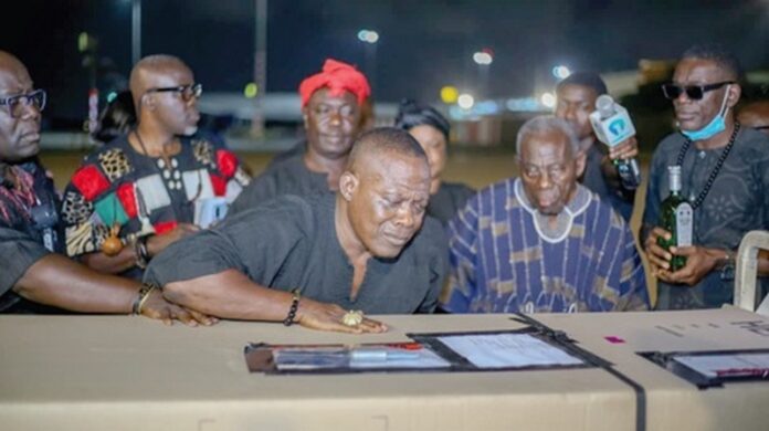 Okatakyie Nana Anim I (middle) with family members and sympathisers receiving the remains of Nana Gyan-Apenteng at the Kotoka International Airport Okatakyie Nana Anim I (middle) with family members and sympathisers receiving the remains of Nana Gyan-Apenteng at the Kotoka International Airport
