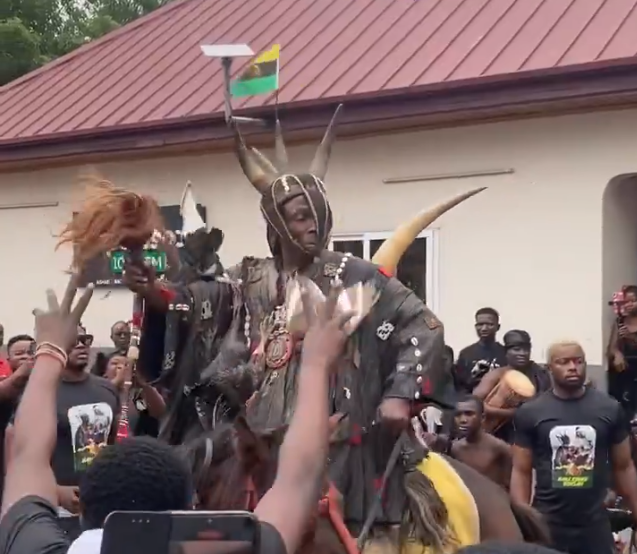 Kwaku Bonsam’s majestic arrival at Asantehemaa Dɔte Yie causes stir
